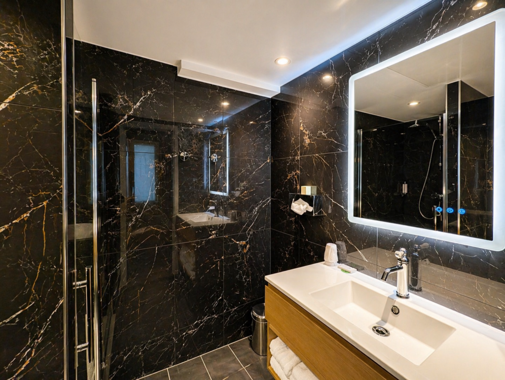 Executive room bathroom hotel de notre dame 2