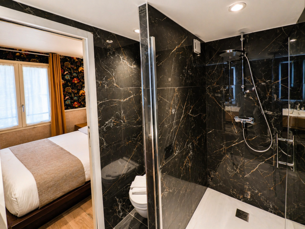 Executive room bathroom hotel de notre dame 3
